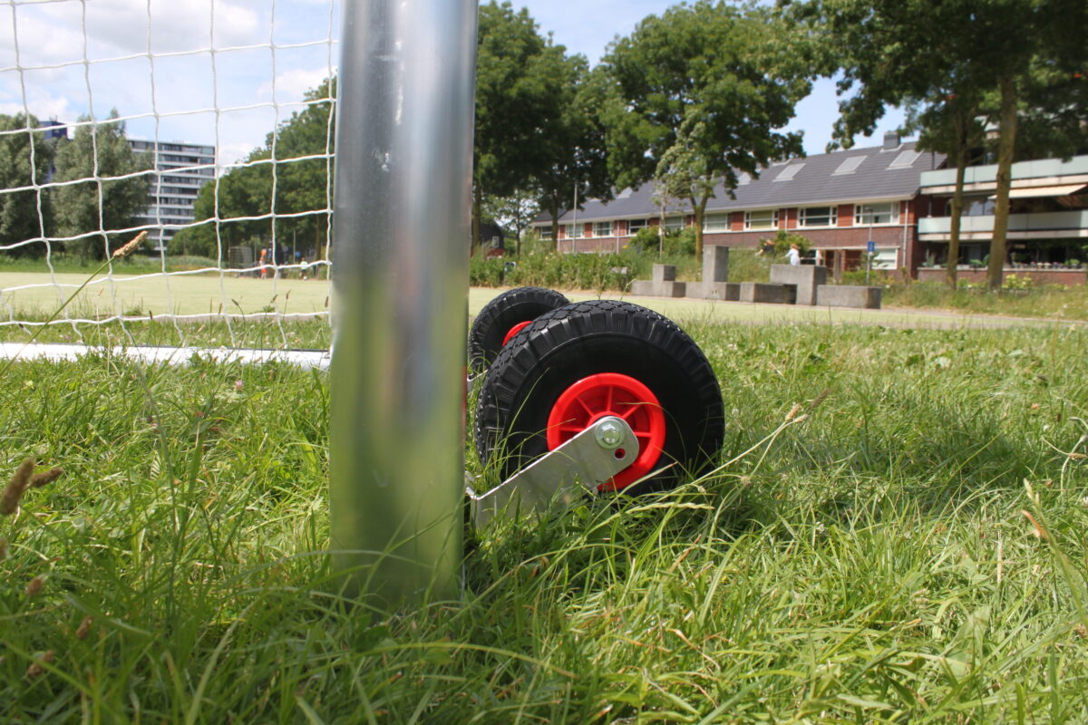 Nieuw: professioneel pupillen voetbaldoel JVD190 met haakloze netbevestiging 4 Wielen van pupillen voetbaldoel JVD190 aluminium frame